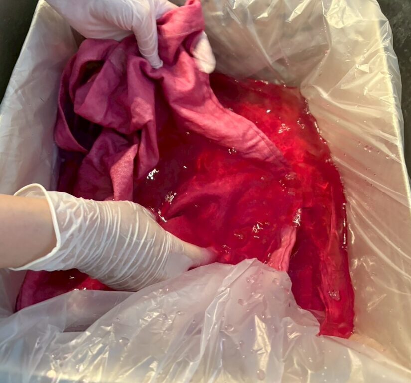 染め液の中にトートバッグを入れた様子